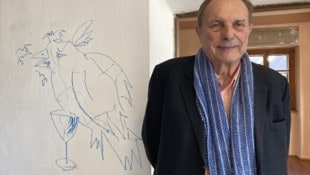 Christian Ludwig Attersee neben seiner Spontanzeichnung im Alten Pfarrhof Saak (Nötsch im ...