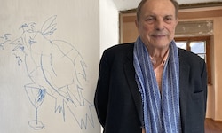Christian Ludwig Attersee neben seiner Spontanzeichnung im Alten Pfarrhof Saak (Nötsch im ...