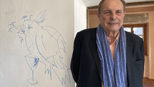 Christian Ludwig Attersee neben seiner Spontanzeichnung im Alten Pfarrhof Saak (Nötsch im ...
