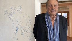 Christian Ludwig Attersee neben seiner Spontanzeichnung im Alten Pfarrhof Saak (Nötsch im ...