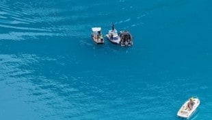 Die Einsatzkräfte scheiterten daran, in 160 Metern Tiefe eine Sicherheitsleine am Flugzeug-Wrack ...