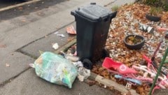 Rund um das Gemeindebauhaus türmt sich der Müll – die Stimmung ist aggressiv.