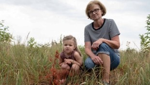 Oma Gitti Gererstorfer mit Enkerl Nora (4) bei der wieder aufgeforsteten, verlorenen Fläche.