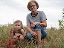 Oma Gitti Gererstorfer mit Enkerl Nora (4) bei der wieder aufgeforsteten, verlorenen Fläche.