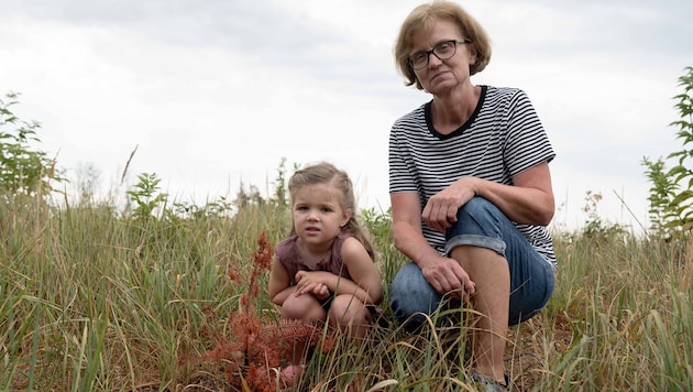 Oma Gitti Gererstorfer mit Enkerl Nora (4) bei der wieder aufgeforsteten, verlorenen Fläche.