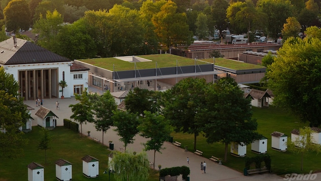 So soll der neue Mitteltrakt im Strandbad Klagenfurt aussehen. Die Arbeiten sollen vor dem Start ...