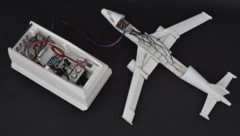 Einen Quadrat- meter groß ist das vereinfachte Flugzeugmodell. Der Generator (HGPU) wird ...