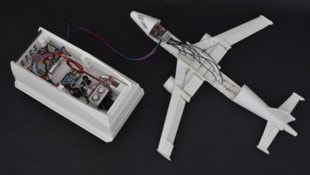 Einen Quadrat- meter groß ist das vereinfachte Flugzeugmodell. Der Generator (HGPU) wird ...