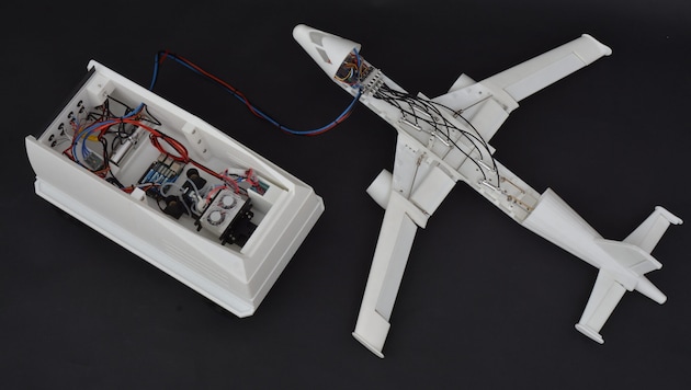 Einen Quadrat- meter groß ist das vereinfachte Flugzeugmodell. Der Generator (HGPU) wird ...