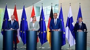 Treffen der „sparsamen“ Regierungschefs in Berlin (von links): Christian Stocker, Mette ...