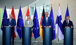 Treffen der „sparsamen“ Regierungschefs in Berlin (von links): Christian Stocker, Mette ...