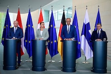Treffen der „sparsamen“ Regierungschefs in Berlin (von links): Christian Stocker, Mette ...