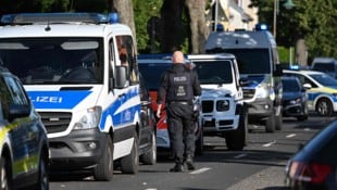 Tödliche Gewalttat an Schule – die Polizei nimmt einen Mann fest.