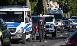 Tödliche Gewalttat an Schule – die Polizei nimmt einen Mann fest.