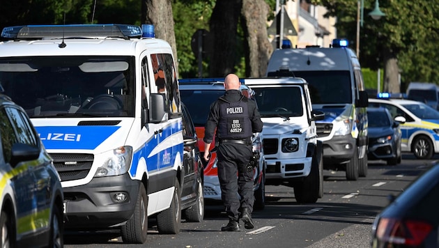 Tödliche Gewalttat an Schule – die Polizei nimmt einen Mann fest.