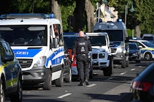 Tödliche Gewalttat an Schule – die Polizei nimmt einen Mann fest.