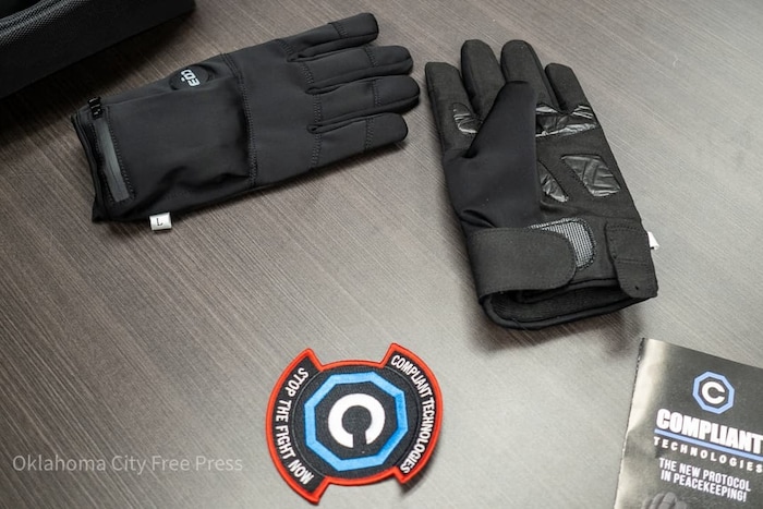Elektroschock-Handschuhe bei einer Vorführung (Archivbild)