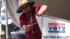 Ein Wahlhelfer bei den Vorwahlen in Florida