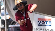Ein Wahlhelfer bei den Vorwahlen in Florida
