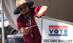Ein Wahlhelfer bei den Vorwahlen in Florida