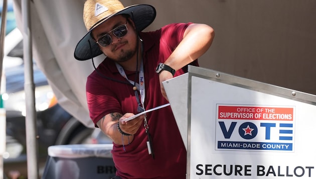 Ein Wahlhelfer bei den Vorwahlen in Florida