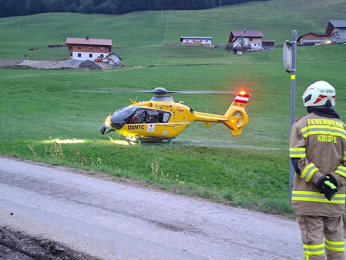 Der Fahrer des Traktors wurde in ein Krankenhaus geflogen.