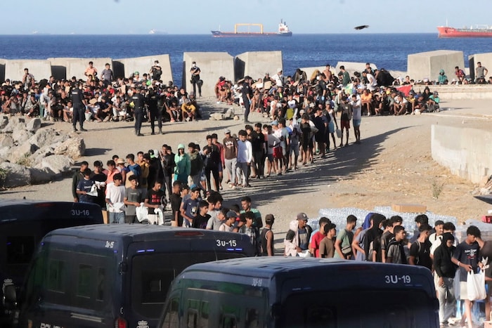 Das Rote Kreuz verteilt Lebensmittel an Migranten in Ceuta – am Strand von El Trampolín hausen ...