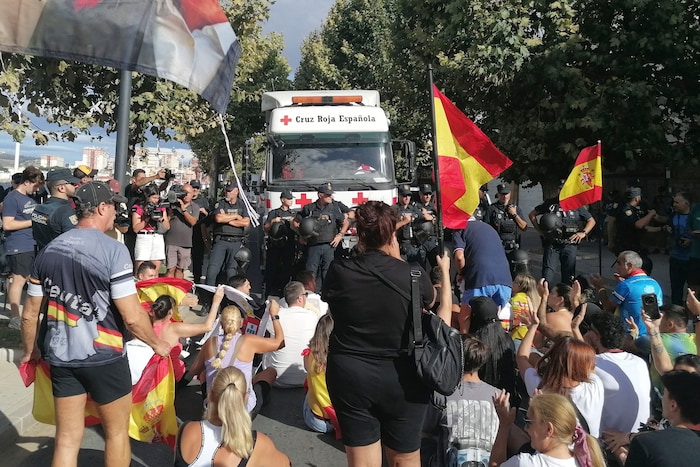Auch die Arbeit vom Roten Kreuz wird von Demonstranten in Ceuta behindert.