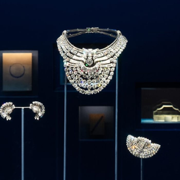 Das Collier bei der Ausstellung „Glanzstücke“ vor dem Coup