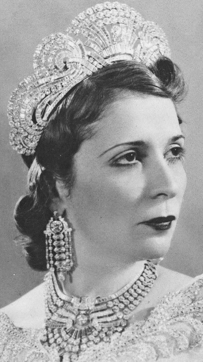 Queen Nazli wearing the stolen necklace at her daughter’s wedding in 1939