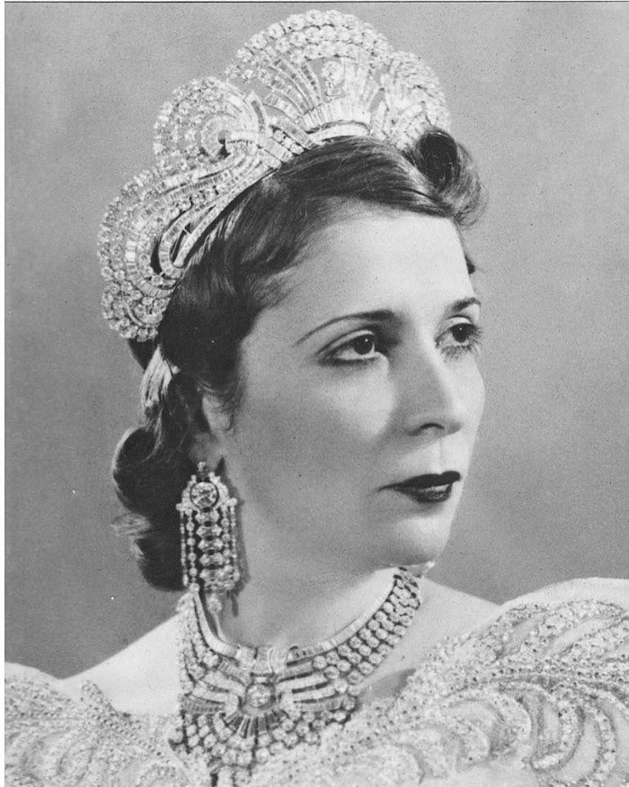 Königin Nazli mit dem gestohlenen Collier, das sie bei der Hochzeit ihrer Tochter im Jahr 1939 ...