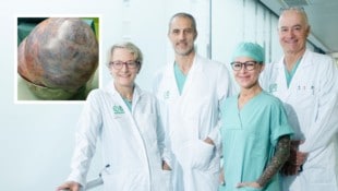 Abteilungsleiter für Gynäkologie, Karl Tamussino (rechts), mit dem OP-Team Ursula Aldenhoff, ...