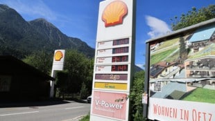 Erschreckende Werte warten auf Autofahrer bei der Tankstelle.