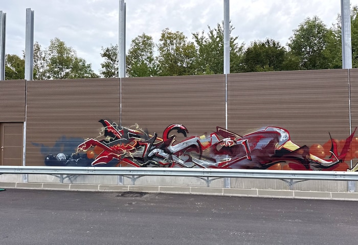 „Graffiti-Kunst“ neben der Autobahn.