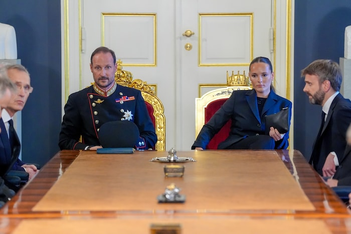 Die Kronprinzessin nahm am Tisch neben ihrem Vater, König Haakon, Platz.