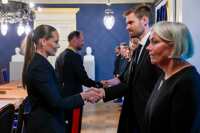 King Haakon and Crown Princess Ingrid Alexandra welcomed the members of the government to the ...