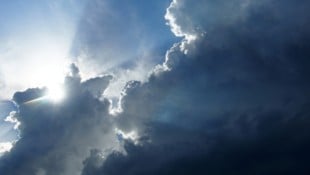 Während am Sonntagmorgen im Westen noch die Sonne scheint, ziehen von Norden her Wolken auf.