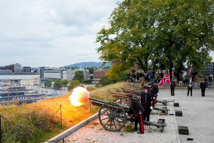 Twelve gun salutes were fired on Friday in honor of the new King Haakon.