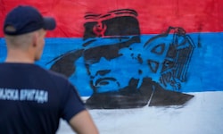 Der verurteilte Kriegsverbrecher Ratko Mladic könnte trotz seiner Taten ein Staatsbegräbnis in ...