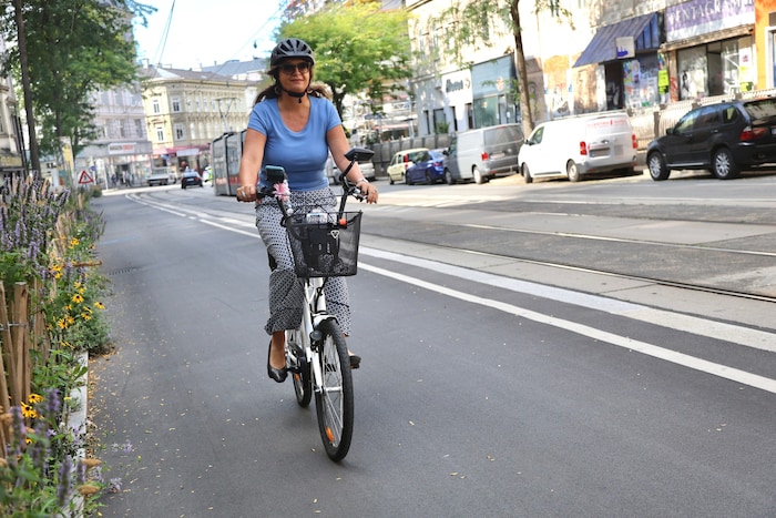 Ulli Sima mit ihrem Fahrrad, das sie liebt. Es hat sogar einen kleinen Rückspiegel, der selten ...