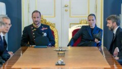 König Haakon und Kronprinzessin Ingrid Alexandra steht die Trauer ins Gesicht geschrieben.