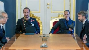 König Haakon und Kronprinzessin Ingrid Alexandra steht die Trauer ins Gesicht geschrieben.