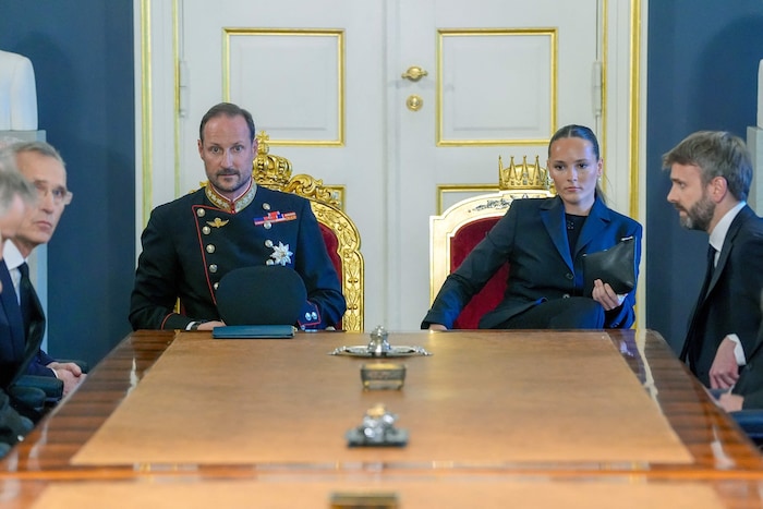 König Haakon und Kronprinzessin Ingrid Alexandra steht die Trauer ins Gesicht geschrieben.