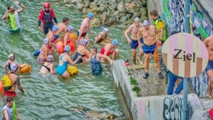 Einmal im Jahr begleitet die Wasserrettung die Schwimmparade am Donaukanal.