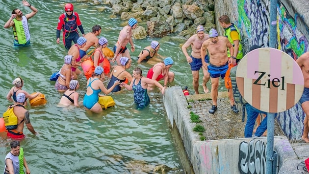 Einmal im Jahr begleitet die Wasserrettung die Schwimmparade am Donaukanal.
