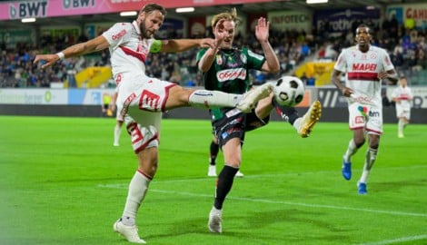 Daniel Maderner (li.) will sich mit vollem Einsatz zurück in die Startelf spielen.