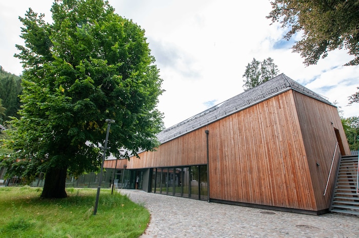 Früher stand hier ein Erholungsheim. Das neue Konzerthaus ist seit März 2026 in Betrieb und fügt ...