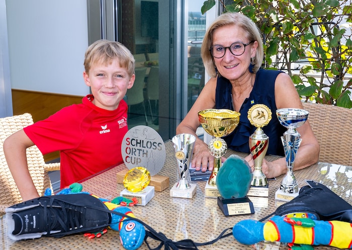 Pokale und Medaillen – Georg-Philipp Dachauer beeindruckte Landeshauptfrau Johanna Mikl-Leitner