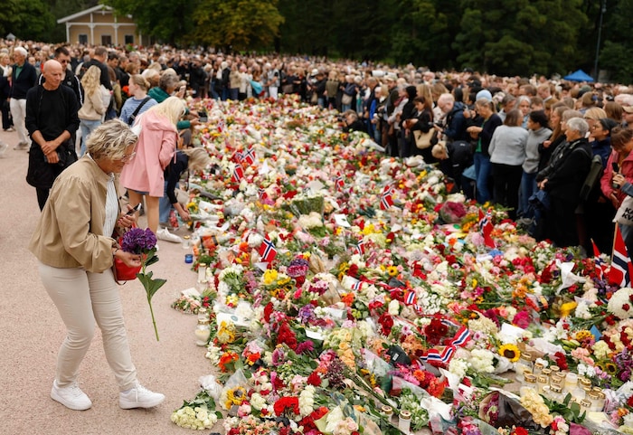 A veritable sea of flowers has already gathered on the palace square in Oslo.