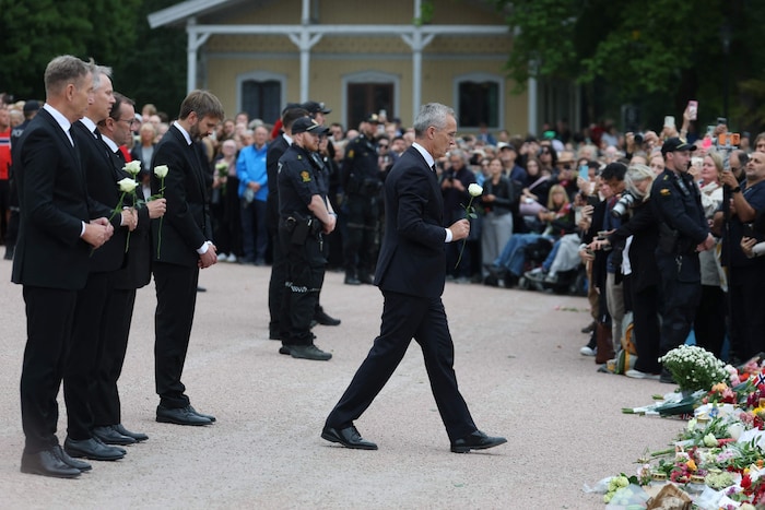 Members of the government laid flowers in front of the palace in Oslo on Friday.